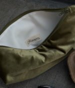 Olive | trikampinė kosmetinė - Image 3